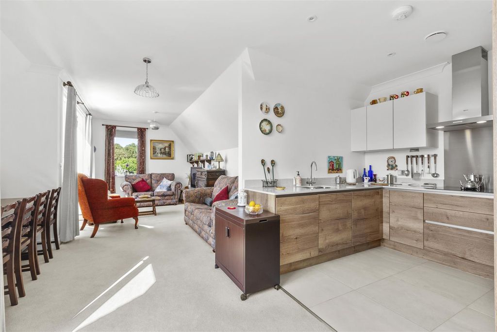 Property photo 3 of 17 Watercroft Place, Jones Way-7.Jpg