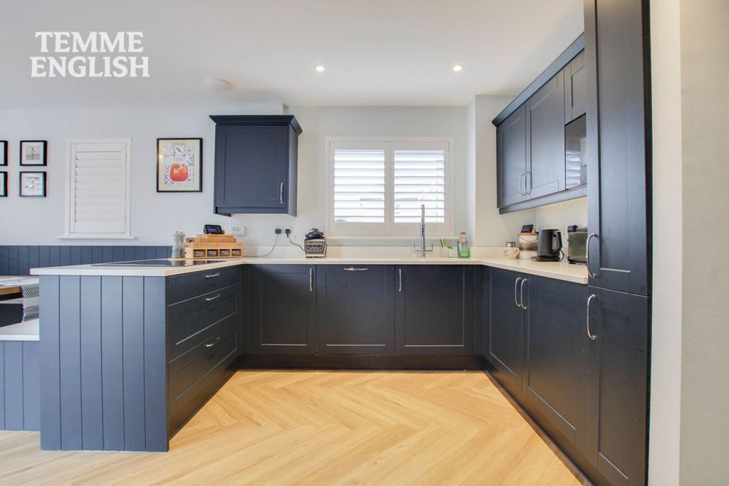 Property photo 2 of 42