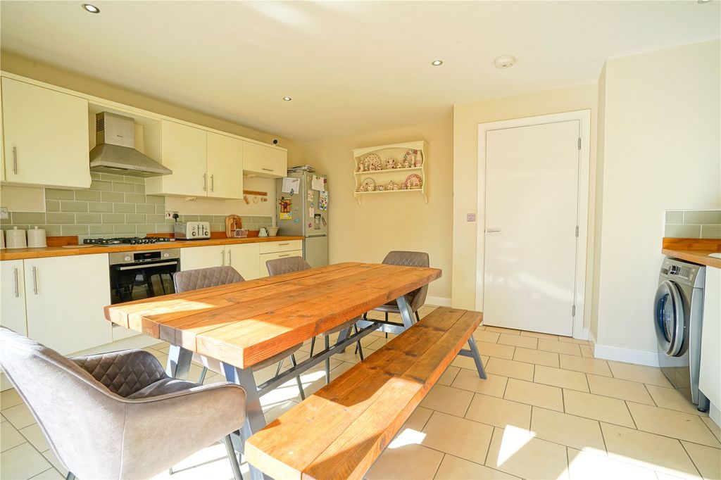 Property photo 2 of 19 Picture No. 12