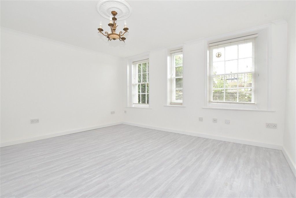 Property photo 1 of 9 Lounge