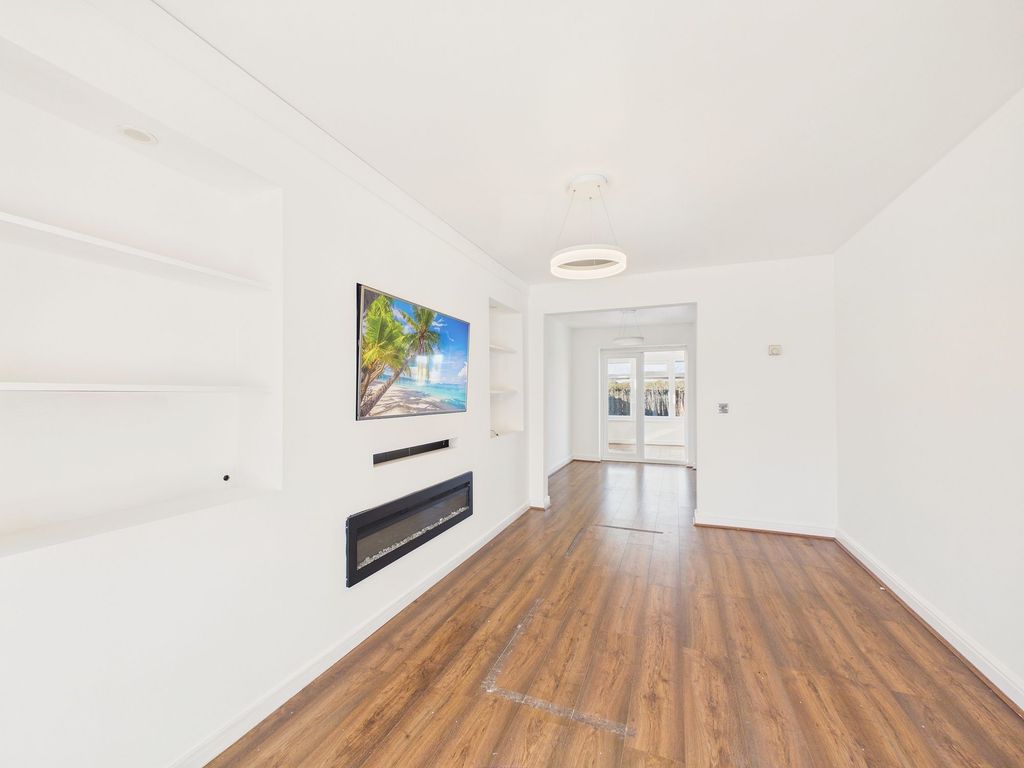 Property photo 2 of 11 Lounge