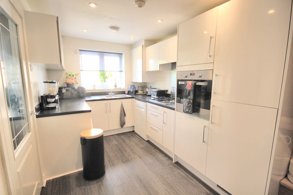 Property photo 2 of 31