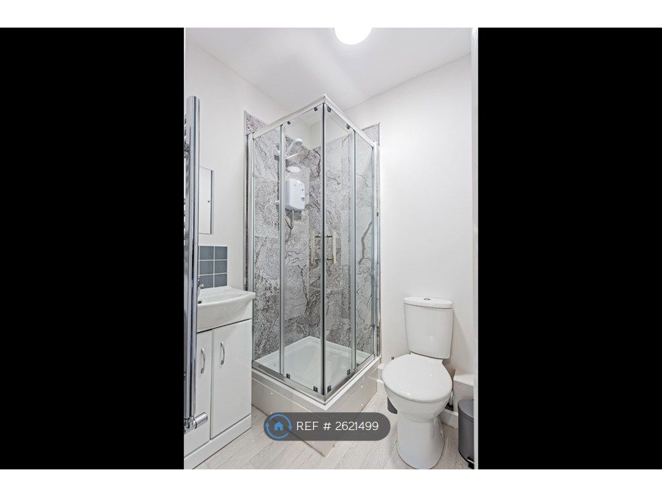 Property photo 2 of 17 En-Suite - Available