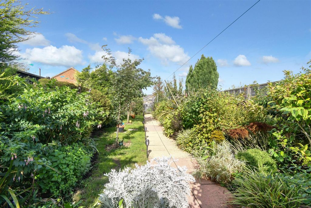 Property photo 2 of 27 Garden