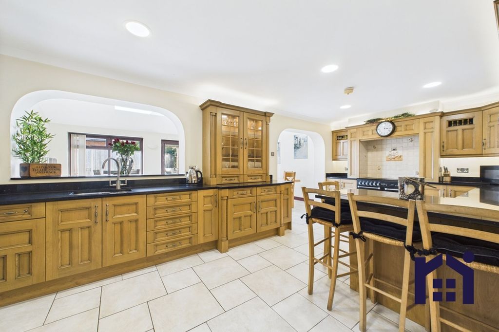 Property photo 3 of 37 Breakfast Kitchen
