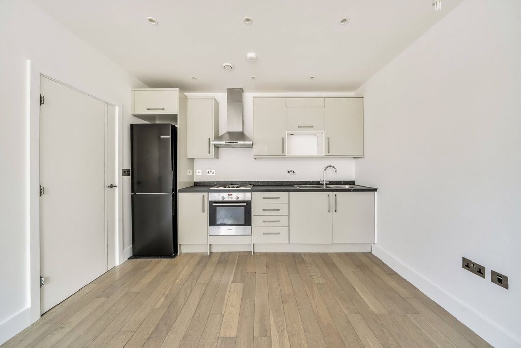 Property photo 1 of 10 Kitchen/Lounge