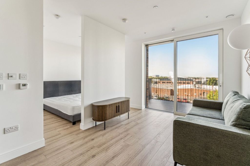 Property photo 2 of 17 Lounge