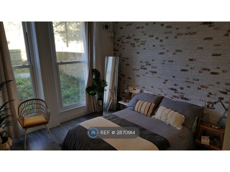 Property photo 3 of 7 Spacious Double Bedroom Overlooking Garden