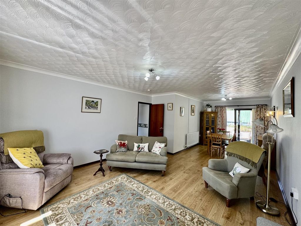 Property photo 2 of 19 Lounge