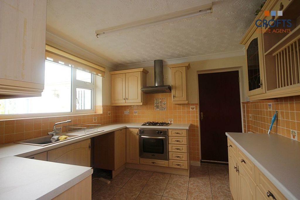 Property photo 3 of 11 Kitchen