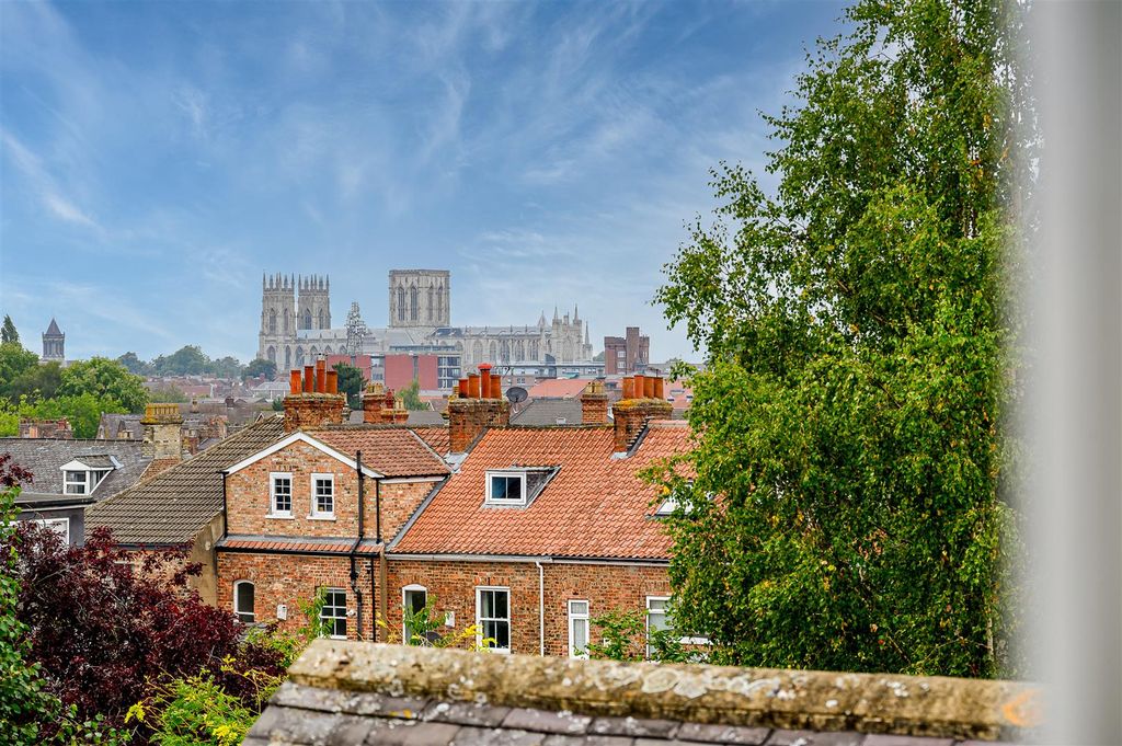 Property photo 2 of 22 Minster View