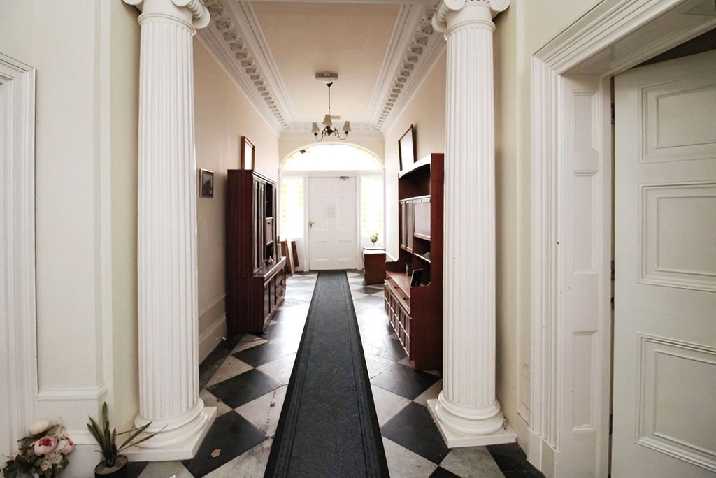 Property photo 2 of 8 Communal Hallway