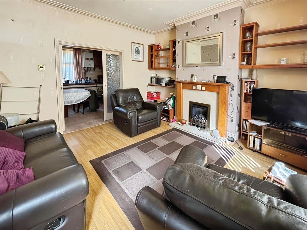 Property photo 3 of 14 Lounge