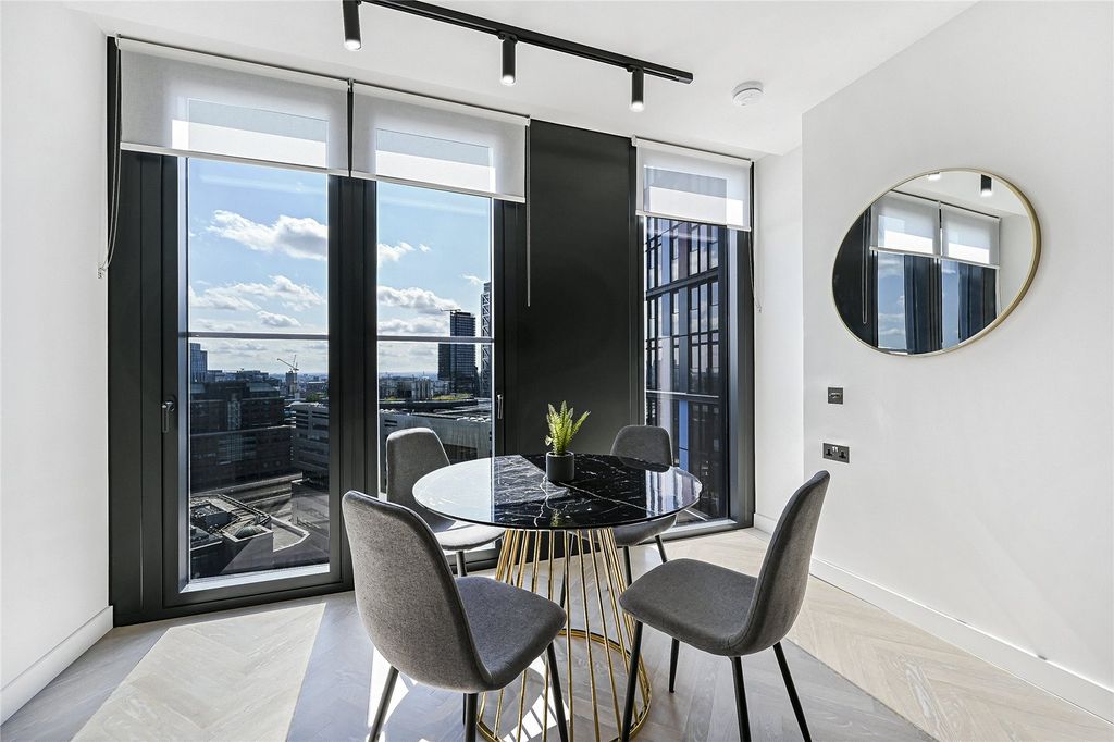 Property photo 2 of 9 One Crown Place