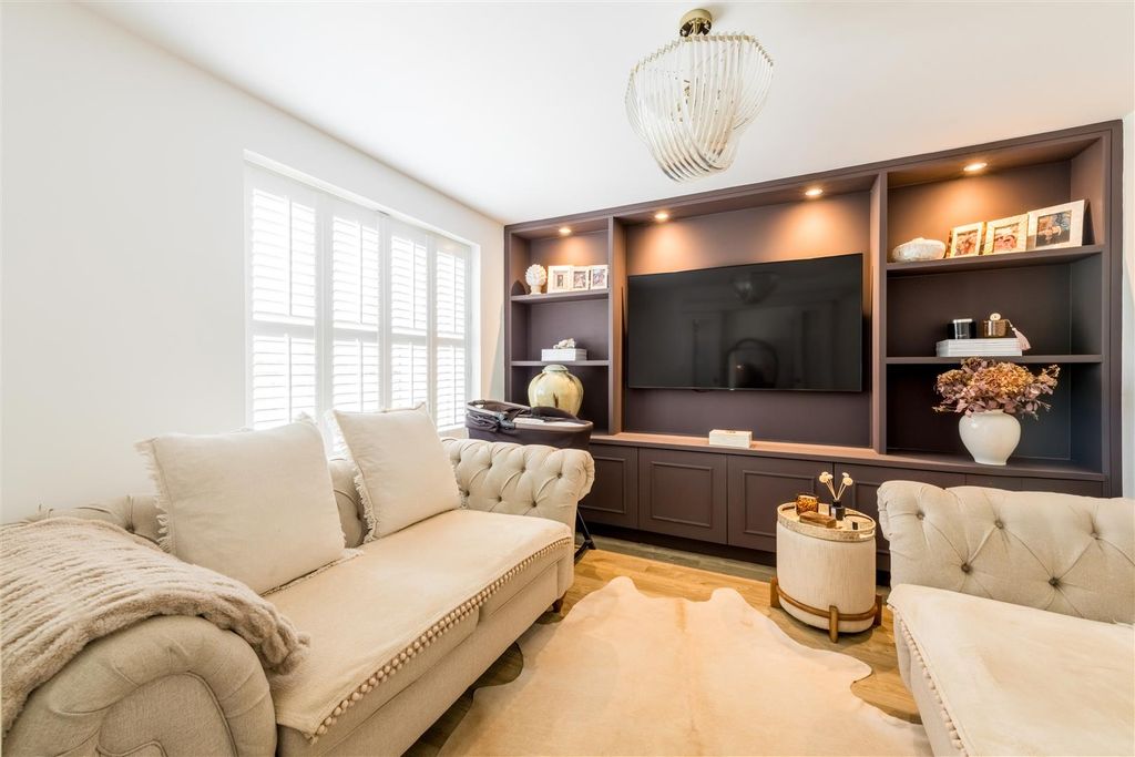 Property photo 2 of 22 60 Barton Way-11.Jpg