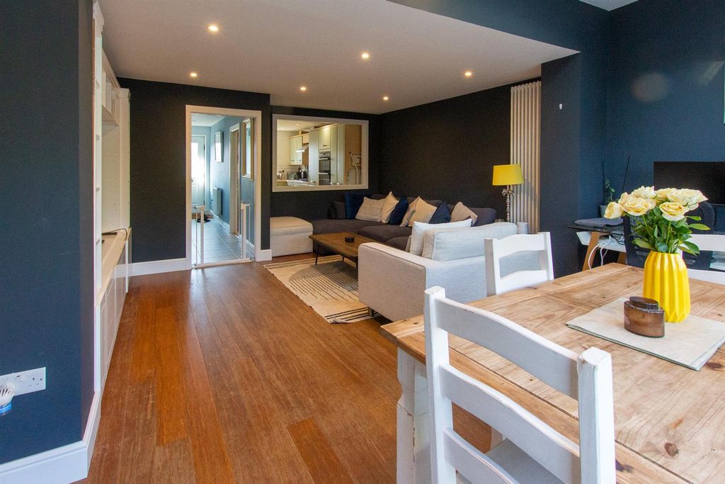 Property photo 2 of 25