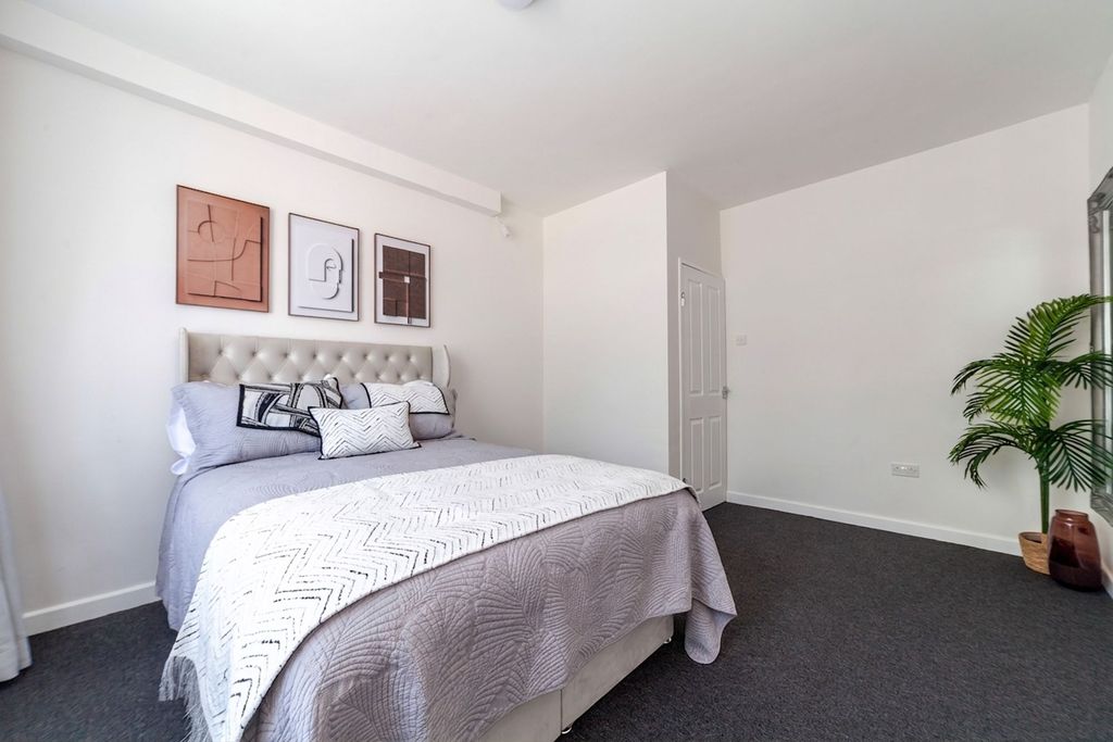 Property photo 1 of 7 Bedroom 1