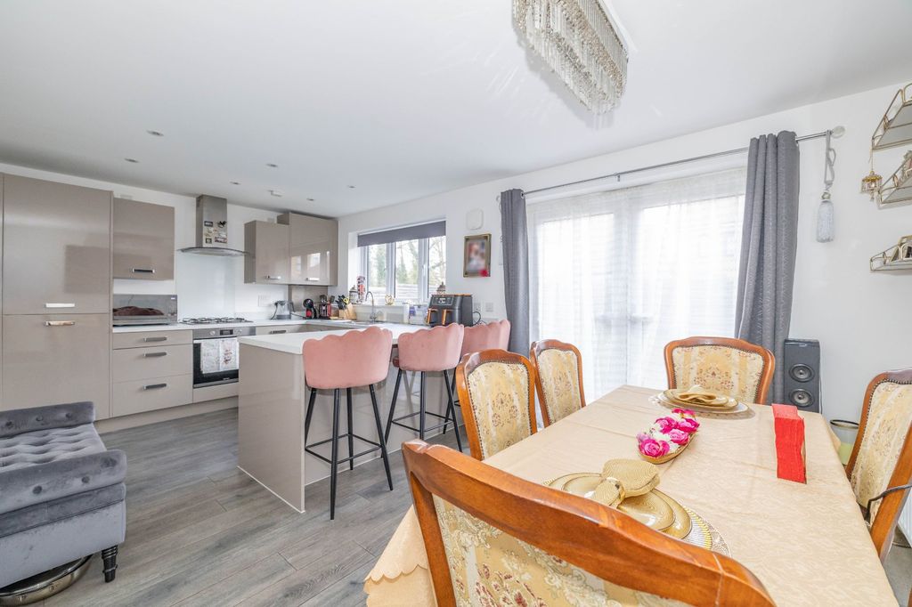 Property photo 3 of 12 Picture 3