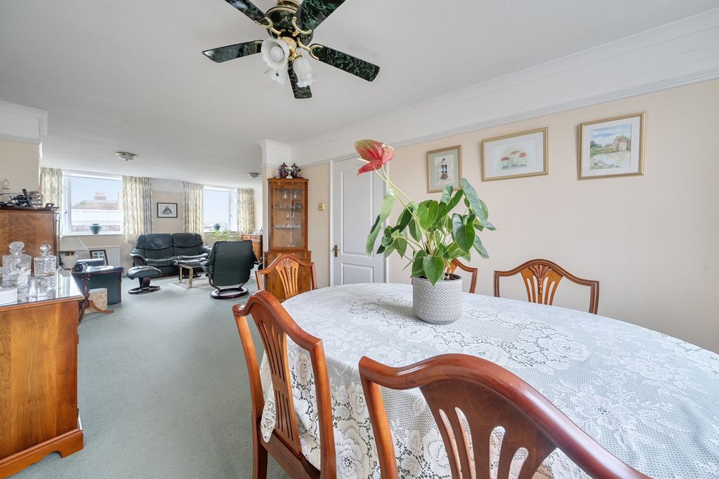 Property photo 3 of 19 Reception