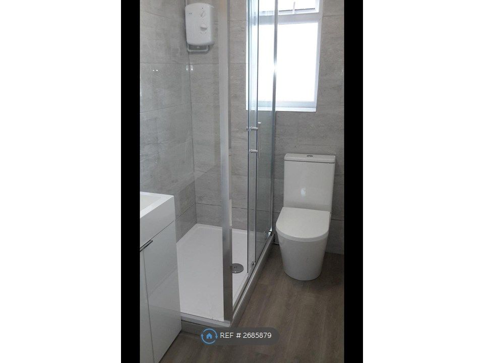 Property photo 3 of 10 Bathroom