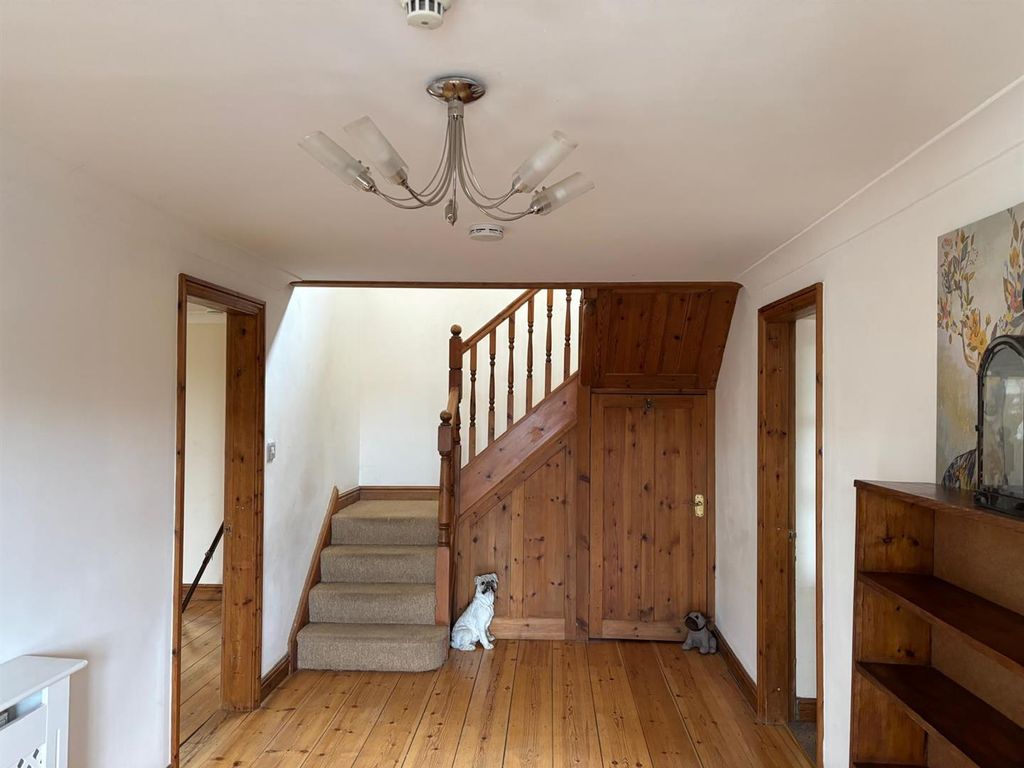 Property photo 3 of 16 Entrance Hall