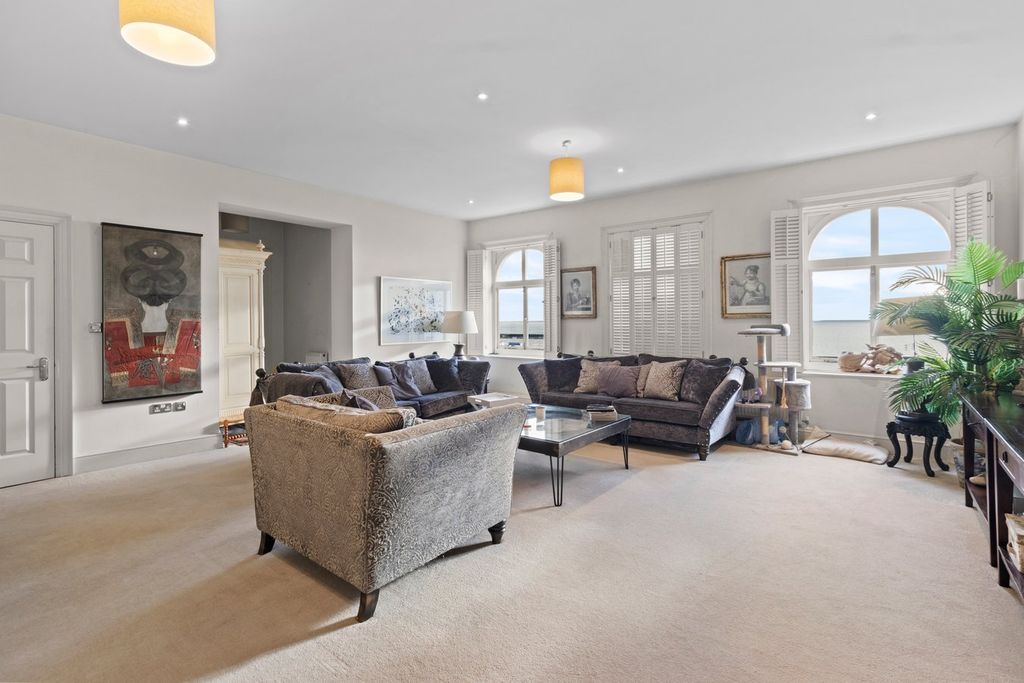 Property photo 3 of 39