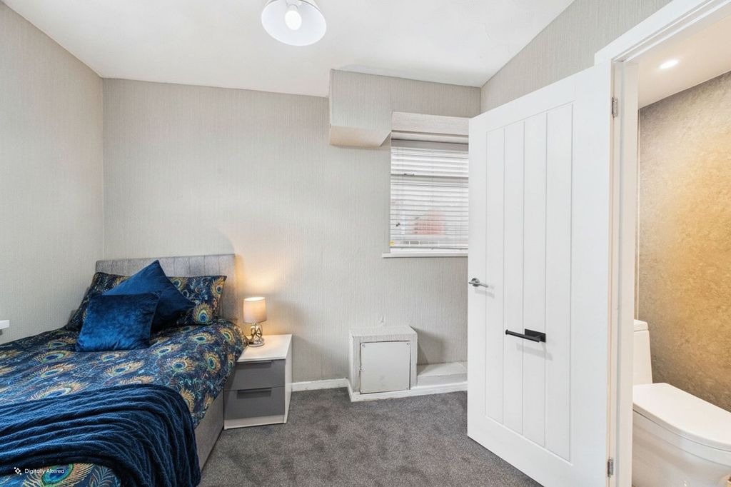 Property photo 1 of 11 Room 1 With Ensuite