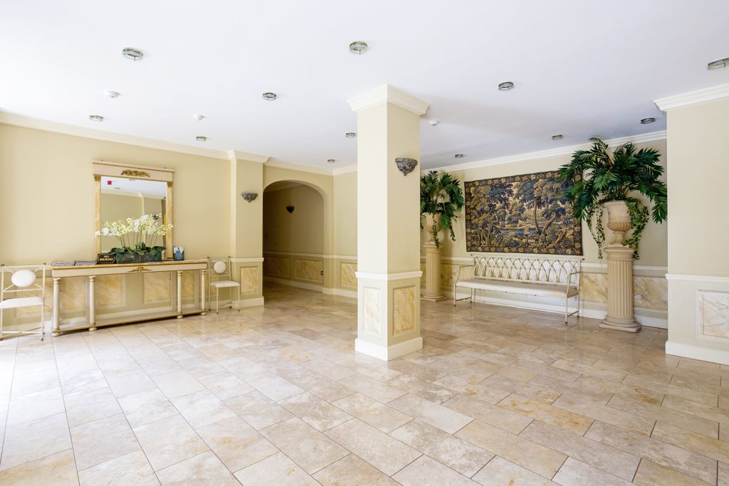 Property photo 2 of 10 Communal Entrance Hall