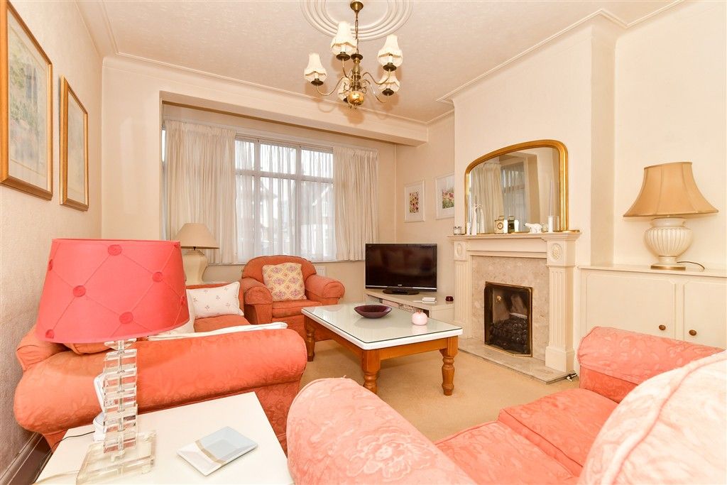 Property photo 2 of 19 Lounge
