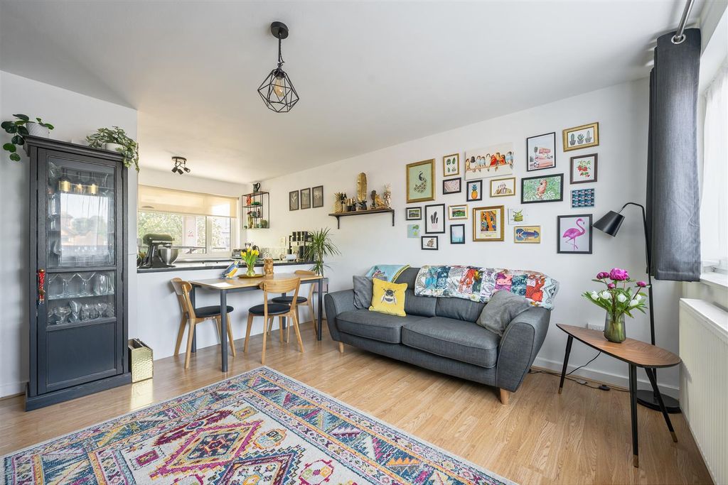 Property photo 1 of 15 High Road, E18