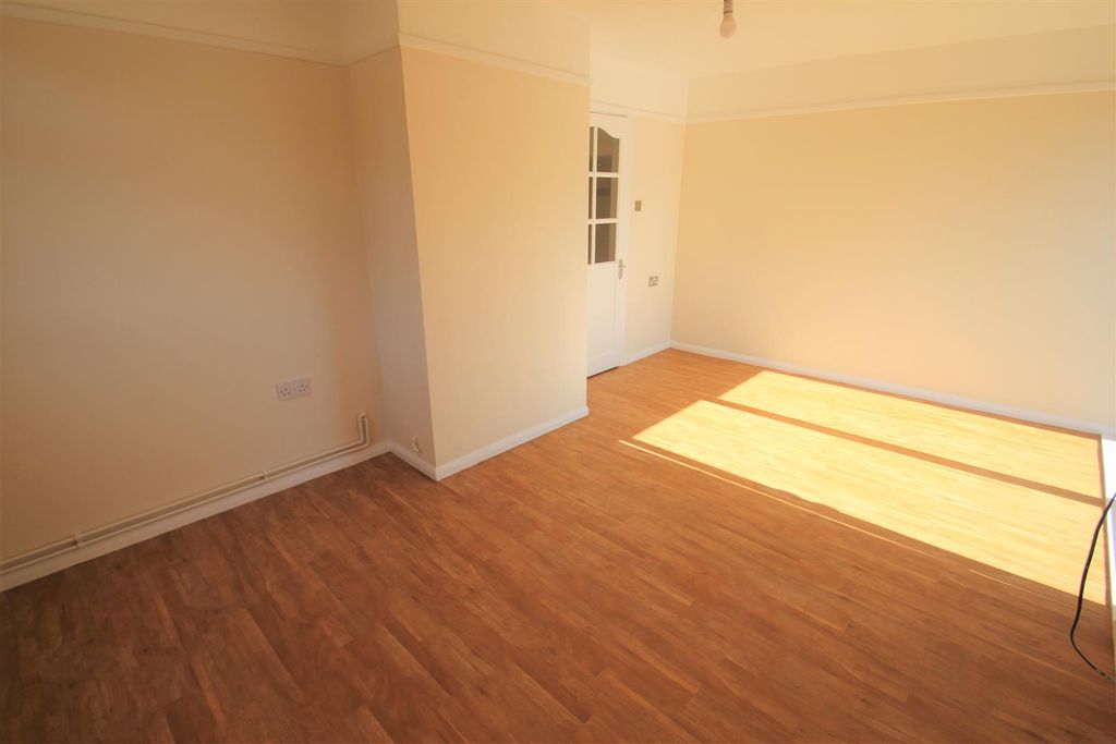 Property photo 2 of 10 Lounge (4).Jpg
