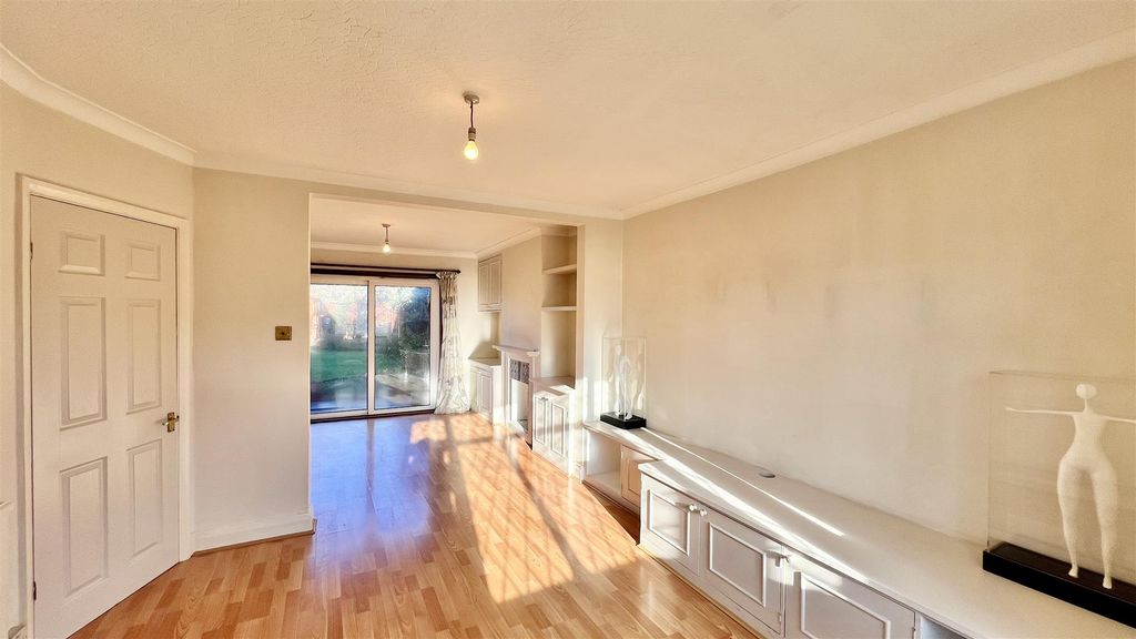 Property photo 2 of 10 Through Lounge