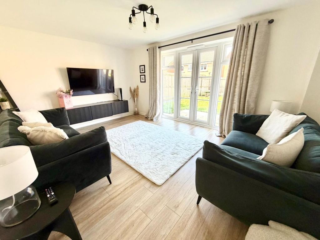 Property photo 3 of 19 Lounge