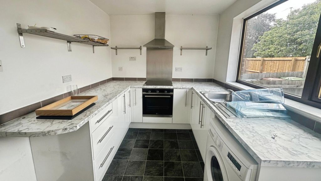 Property photo 3 of 7 Kitchen