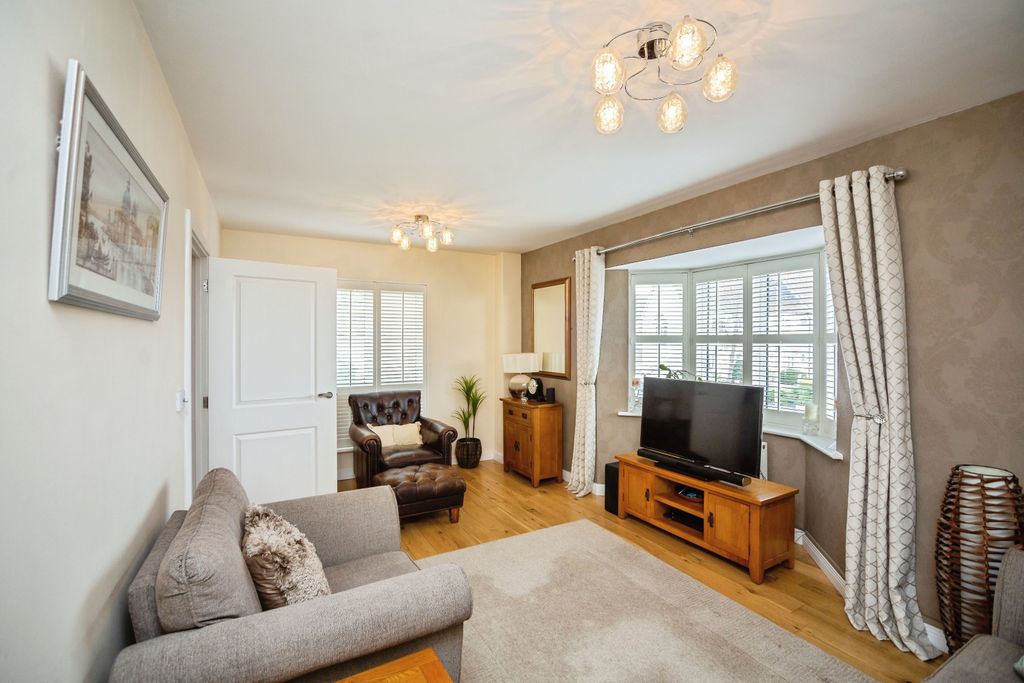 Property photo 3 of 15 Lounge