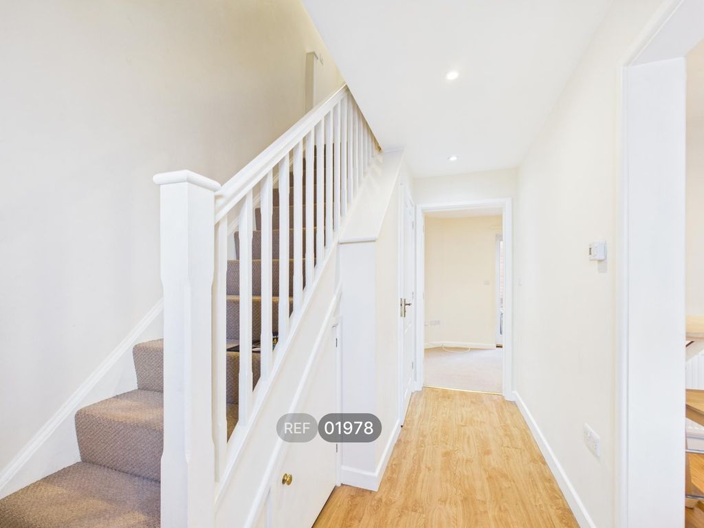 Property photo 2 of 8 Hallway