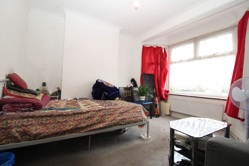 Property photo 1 of 10 Three Bedroom House With Garage, Nw2