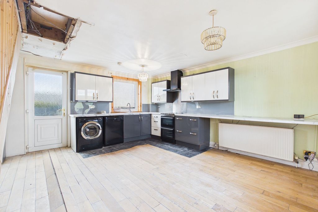 Property photo 3 of 10 Kitchen