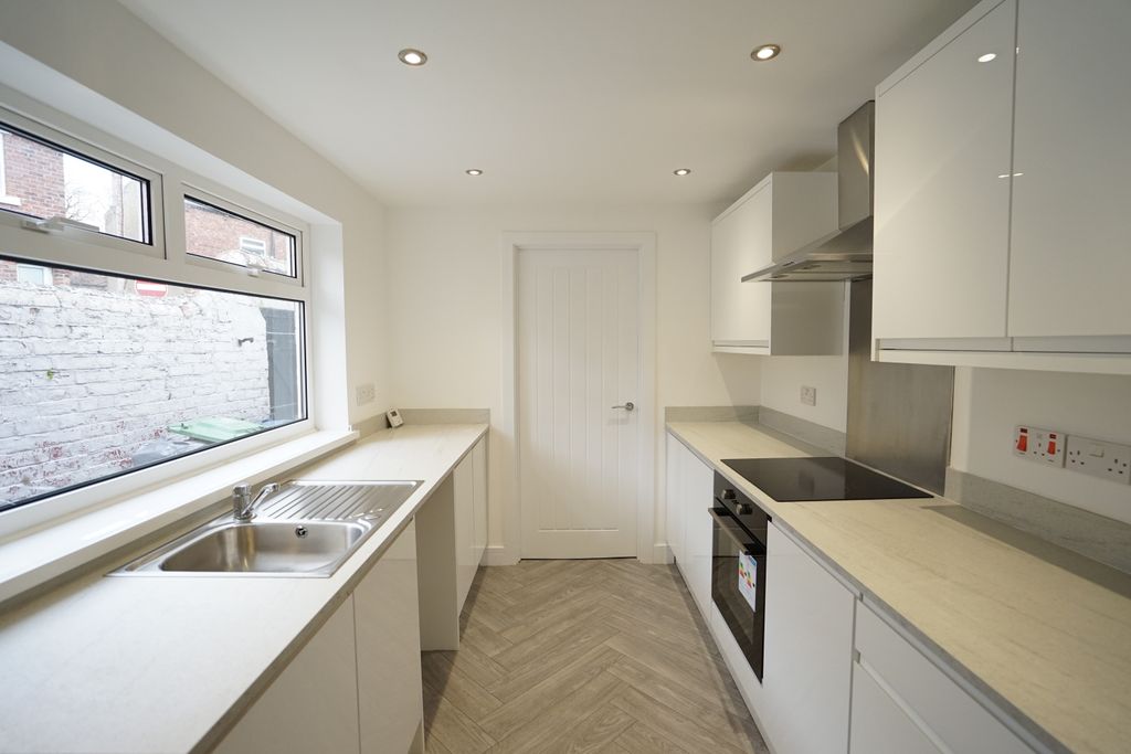 Property photo 2 of 8 Kitchen 2