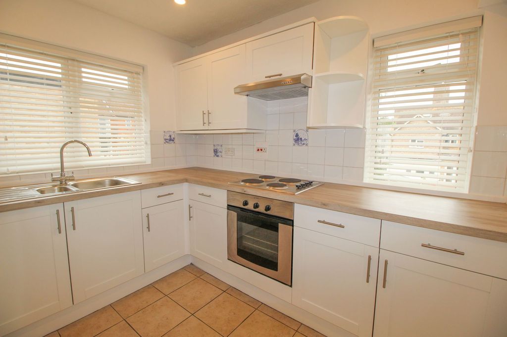 Property photo 2 of 8 Kitchen