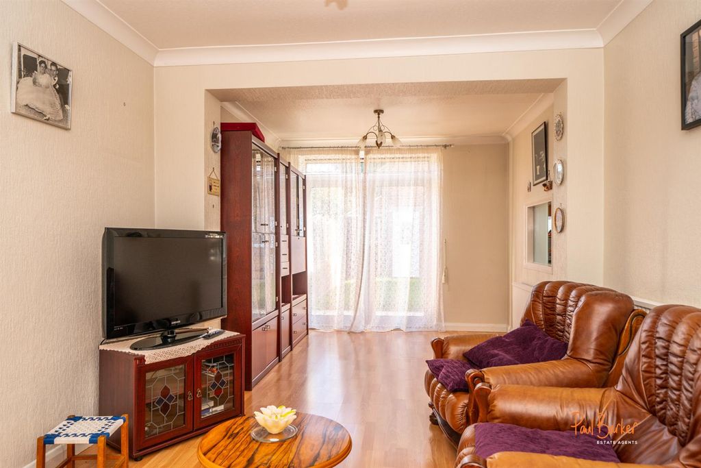 Property photo 2 of 29 House Family Room 1