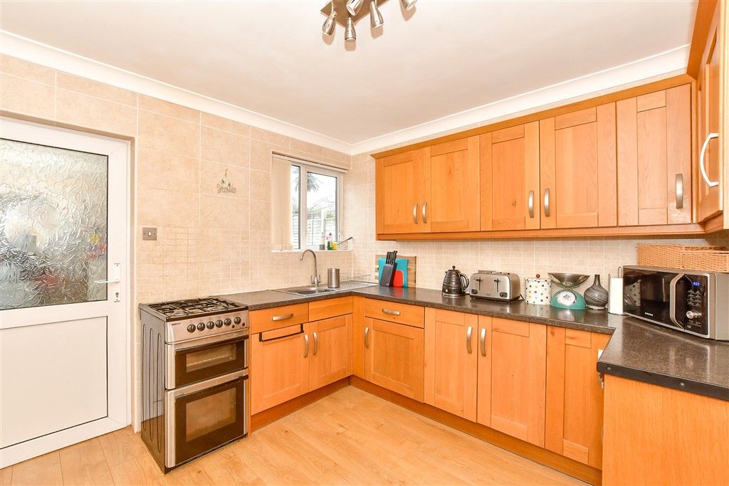 Property photo 3 of 10 Kitchen