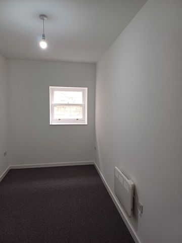 Property photo 2 of 6 Bedroom