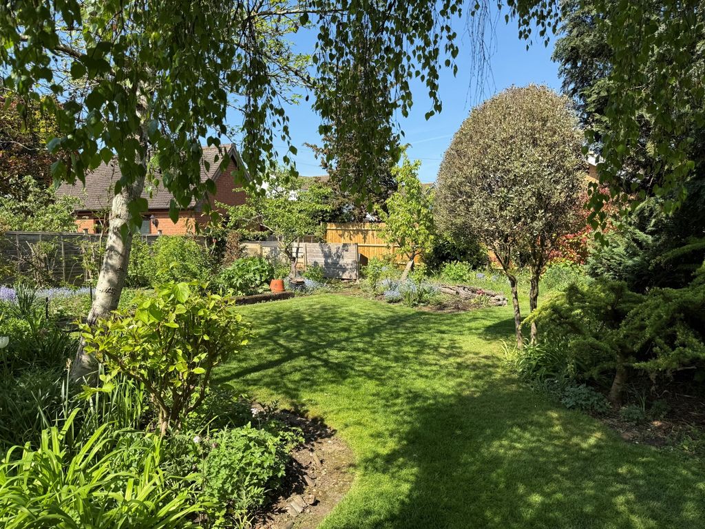 Property photo 3 of 29 Woodbine Gdn 3