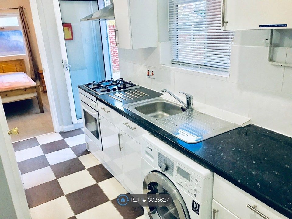 Property photo 1 of 6 Kitchen