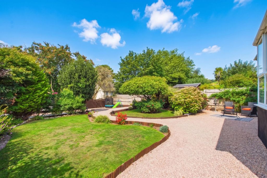 Property photo 2 of 25 Rear Garden / Lawns