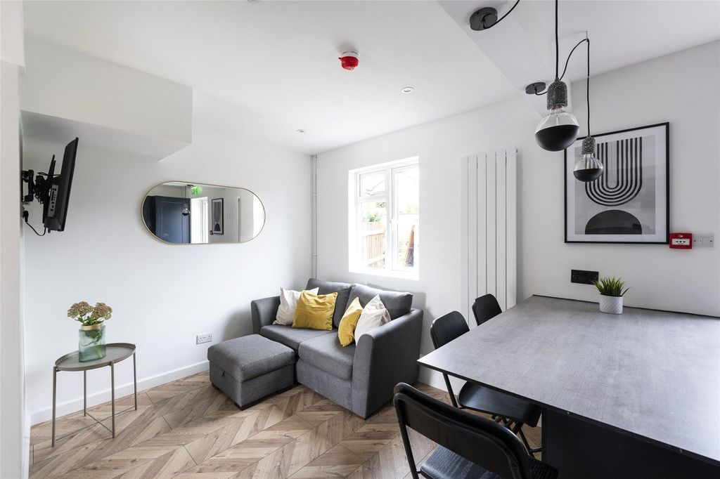 Property photo 2 of 21 Picture No. 17