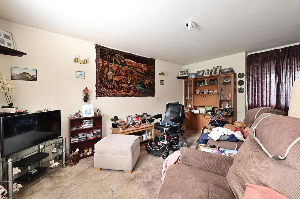 Property photo 3 of 14 Fountains Close