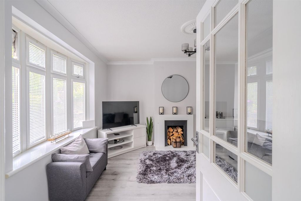 Property photo 3 of 23 39 Parc Avenue-11.Jpg