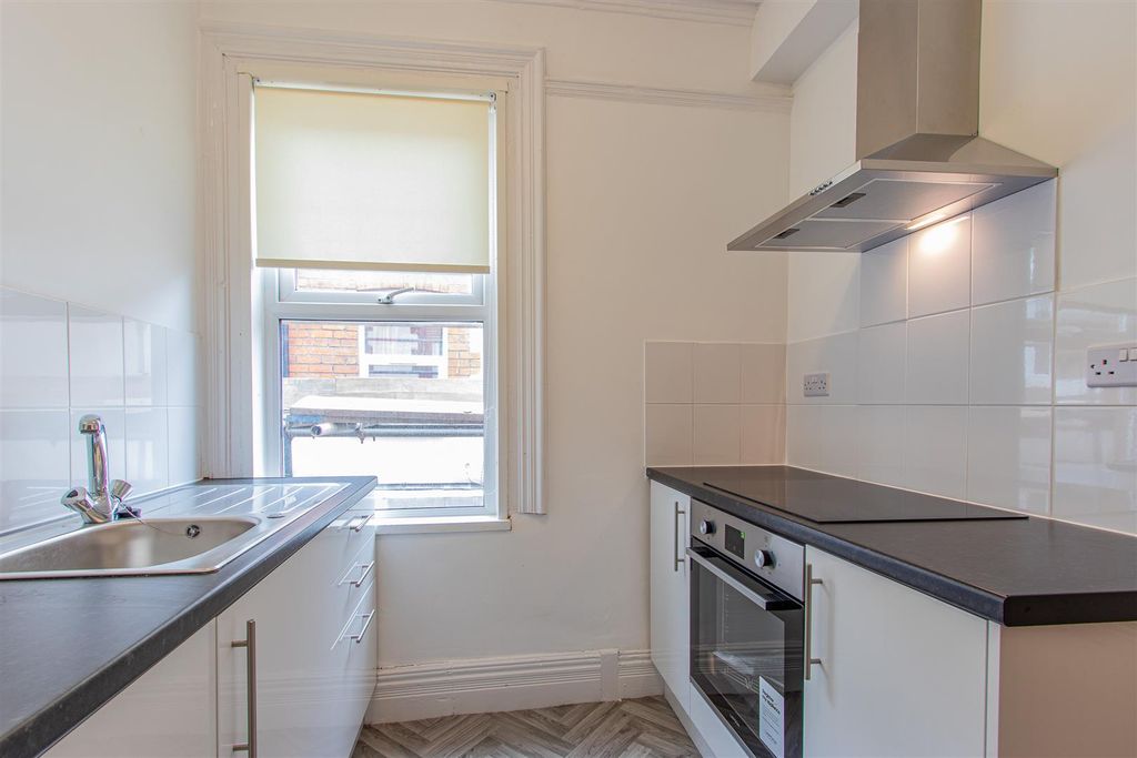 Property photo 2 of 10 Connaught Road 31, 4-8.Jpg